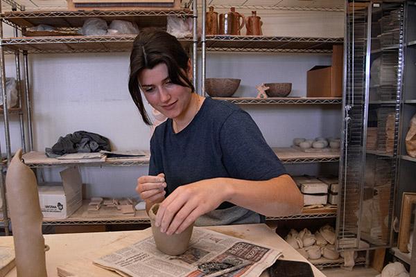 陶瓷工作室的艺术学生在做她的陶瓷项目