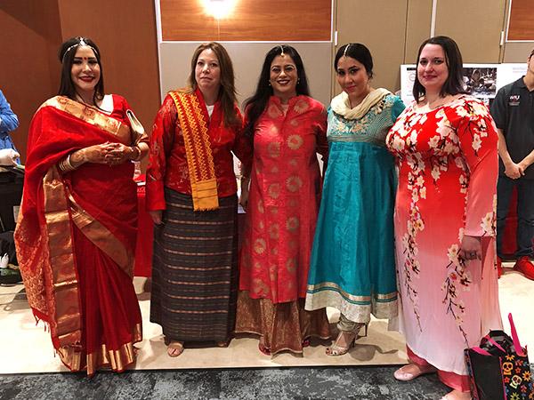 威斯康星大学社区的成员穿着传统的亚洲服装参加大学亚洲节庆祝活动