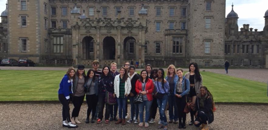 室内设计专业的学生在苏格兰的一座城堡前